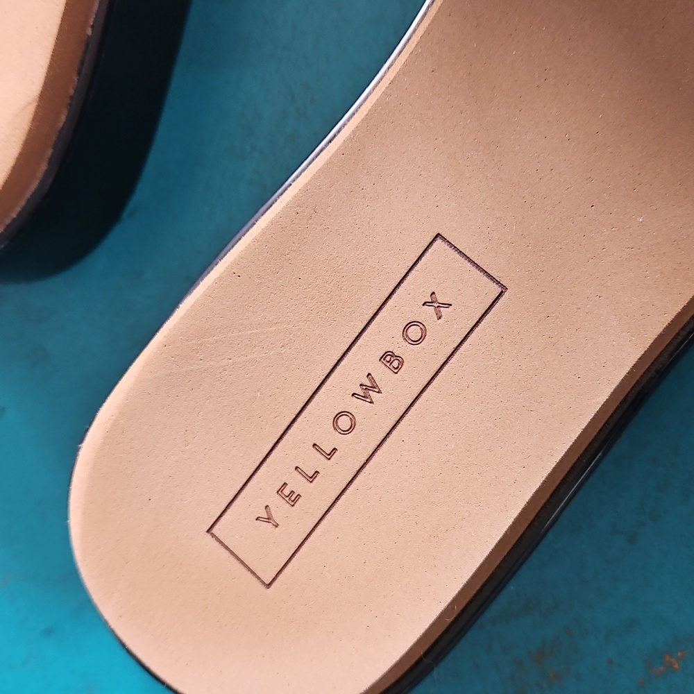 Yellow Box Black and Tan Slides. - Picture 6 of 12